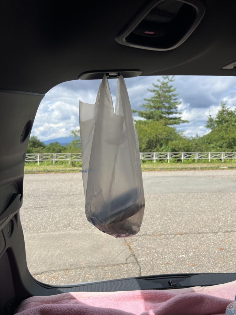 トランクの上部にコンビニフック。コンビニの袋をかけておいた